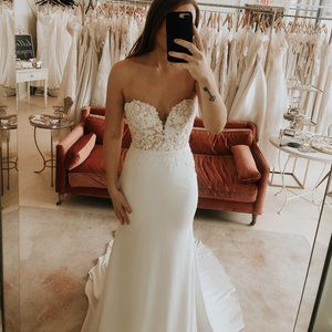 Never before worn wedding dress!